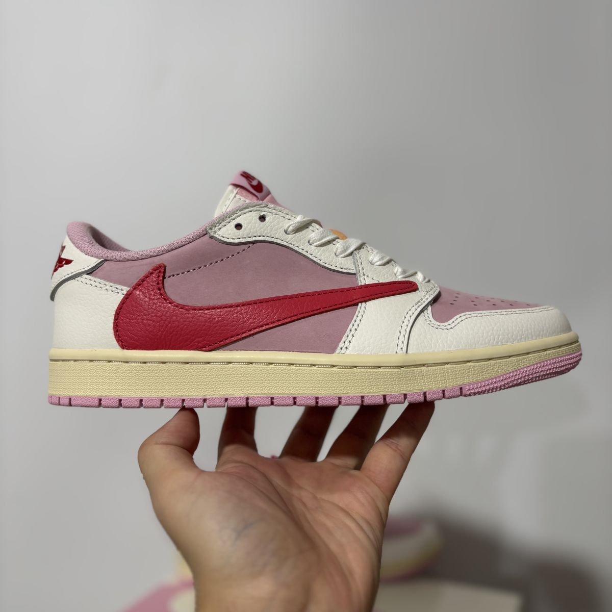 全码补齐！AJ1倒钩白粉红 F版⚡️Travis Scott x Jordan Air Jordan 1 乔1 TS经典舒适 低帮 复古篮球鞋 粉色 IQ7604-101