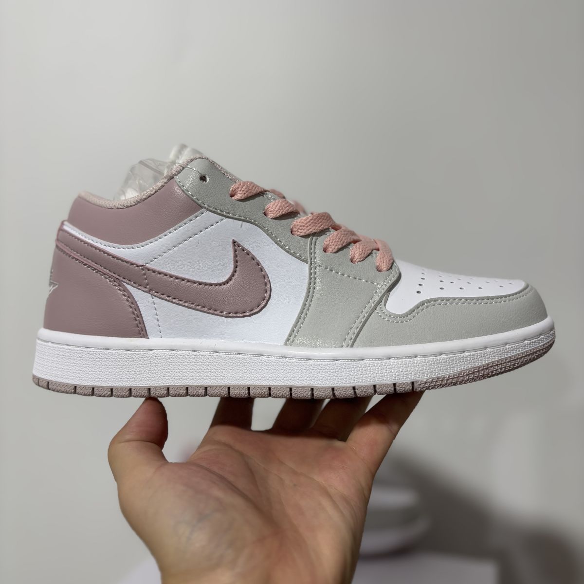 AJ1 low白灰粉 Air Jordan 1 乔1舒适贴合 时尚简约 经典百搭运动鞋刺绣板鞋 减震 低帮 复古篮球鞋 DC0774-606