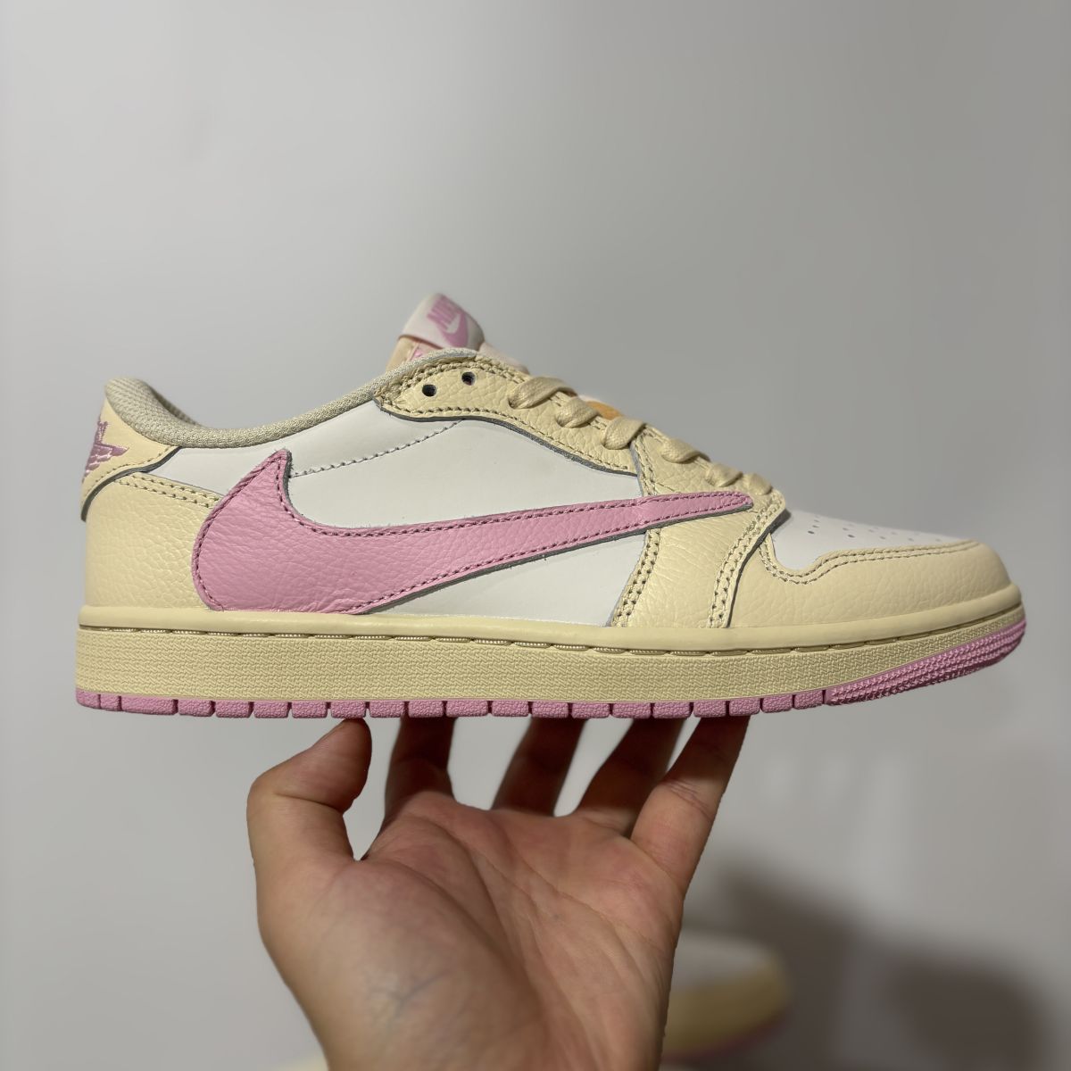AJ1倒钩低帮米白粉 G版⚡️Tracis Scott x Air Jordan 1 Low 乔1倒钩低帮TS联名板鞋 IQ7604-100