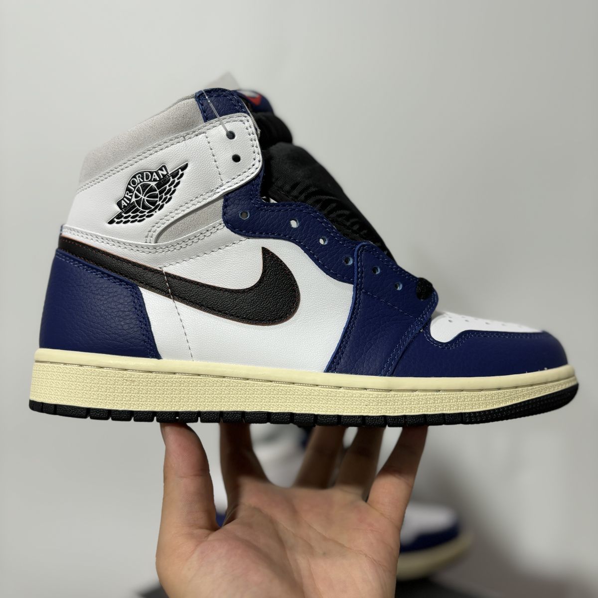 乔1高帮白蓝拼接 Air Jordan 1 high乔1高帮篮球鞋 DZ5485-100 配蓝色鞋带