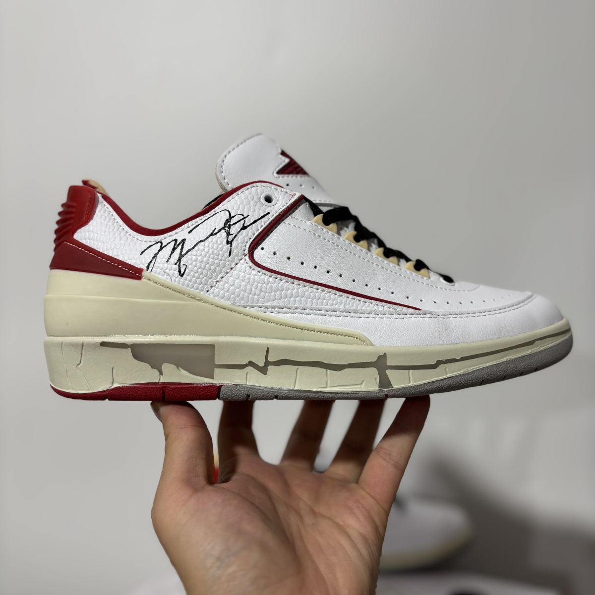 AJ2 OW联名白红 OFF-WHITE x Jordan Air Jordan 2 Retro Low SP "White and Varsity Red" 尺码：36-47 复古篮球鞋 男女同款 DJ4