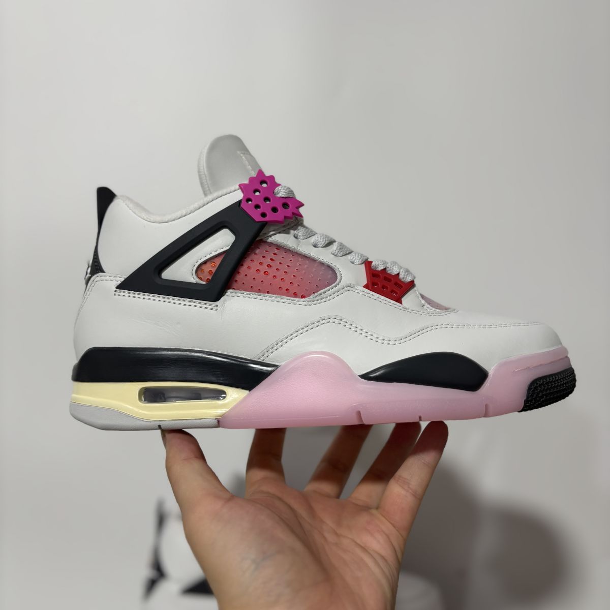 AJ4动漫 F版⚡️Air Jordan 4 Comic 乔4白彩虹粉动漫运动鞋 JA1135-100尺码：36-47.5