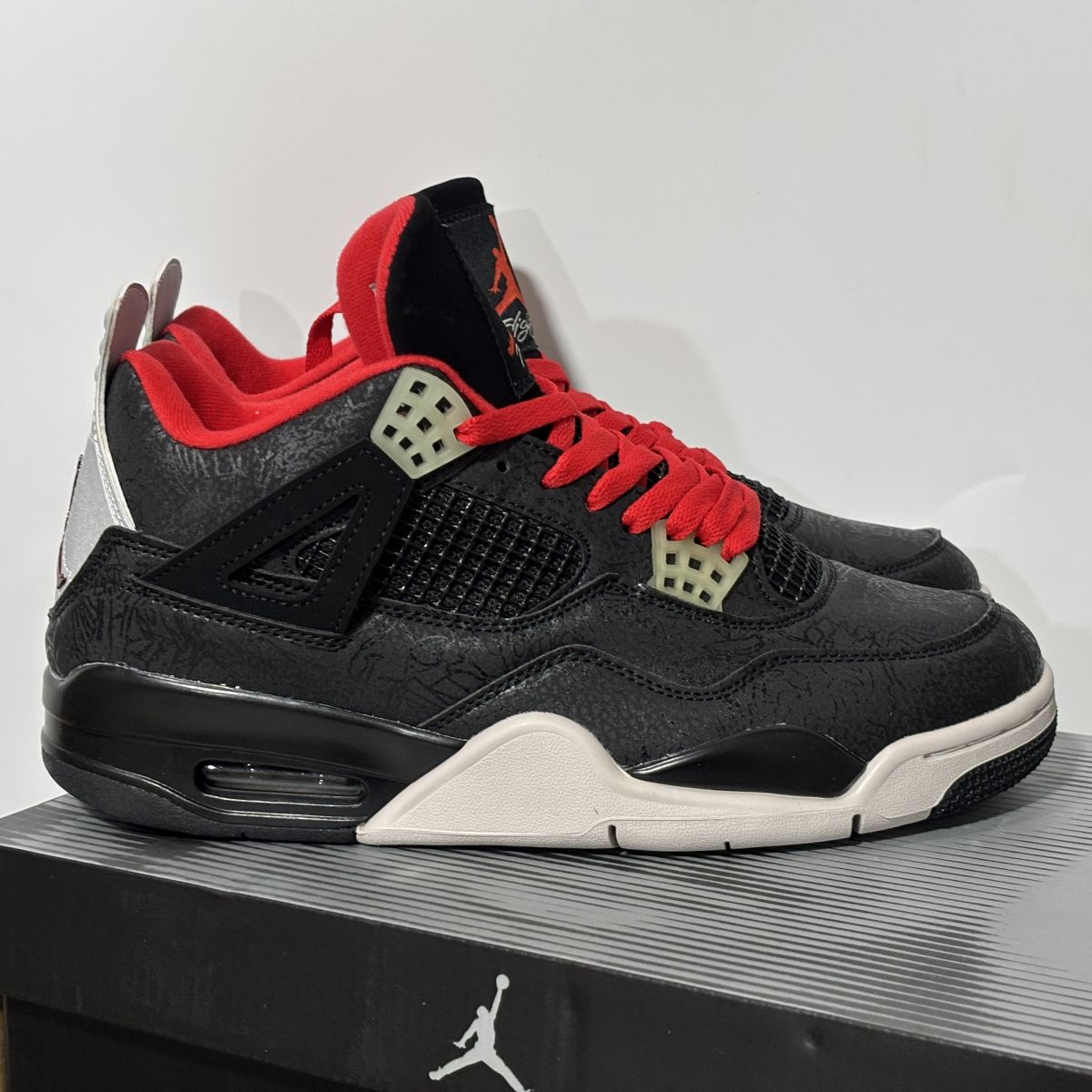 AJ4黑红雕刻 Air Jordan 4 Retro Laser 舒适贴合 复古篮球鞋 男女同款 IR2070-001尺码：36-47