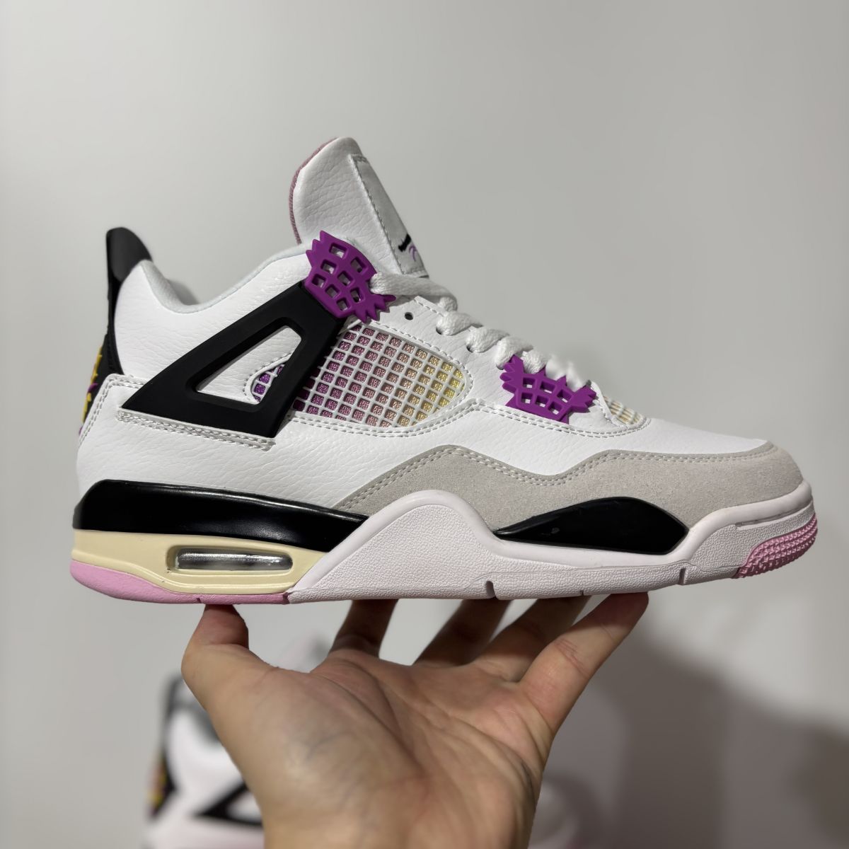 AJ4漫画粉 Air Jordan 4 “Comic”舒适贴合 复古篮球鞋 男女同款 白黑 IO2362-100尺码：36-47.5