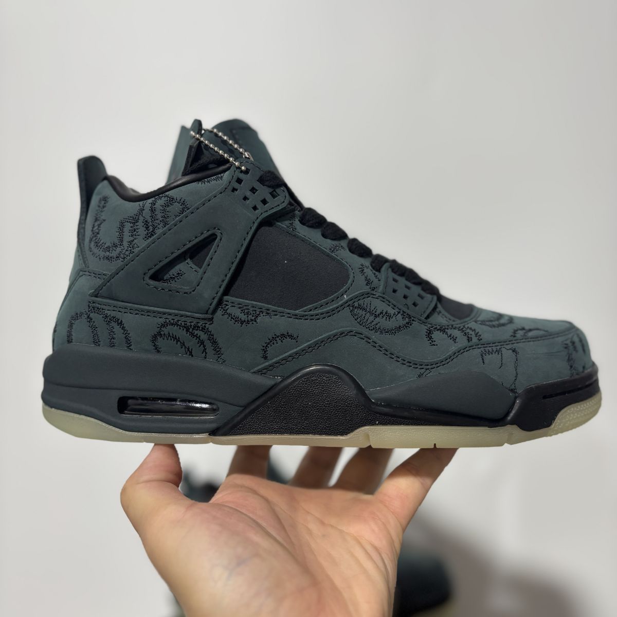 AJ4 kaws黑涂鸦 性价比⚡️KAWS x Air Jordan 乔4涂鸦 墨绿黑麂皮篮球鞋 930155-001尺码：35.5-48