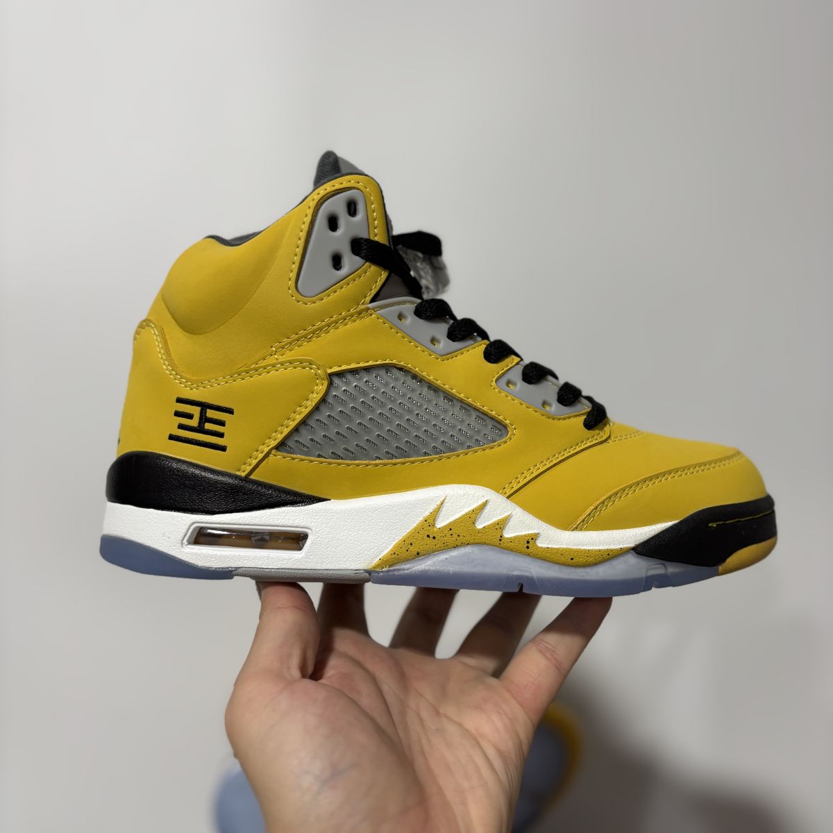 AJ5东京复刻 中端⚡️Air Jordan 5 Retro“Tokyo”乔5黑黄色舒适百搭 防滑耐磨 中帮 复古篮球鞋 IO3372-700尺码：36-48情侣
